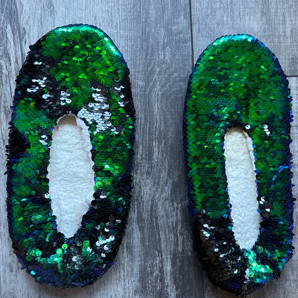 Shoes - Ladies size 8-9 Green flipping to black Sequin Slippers with cozy fleece lining